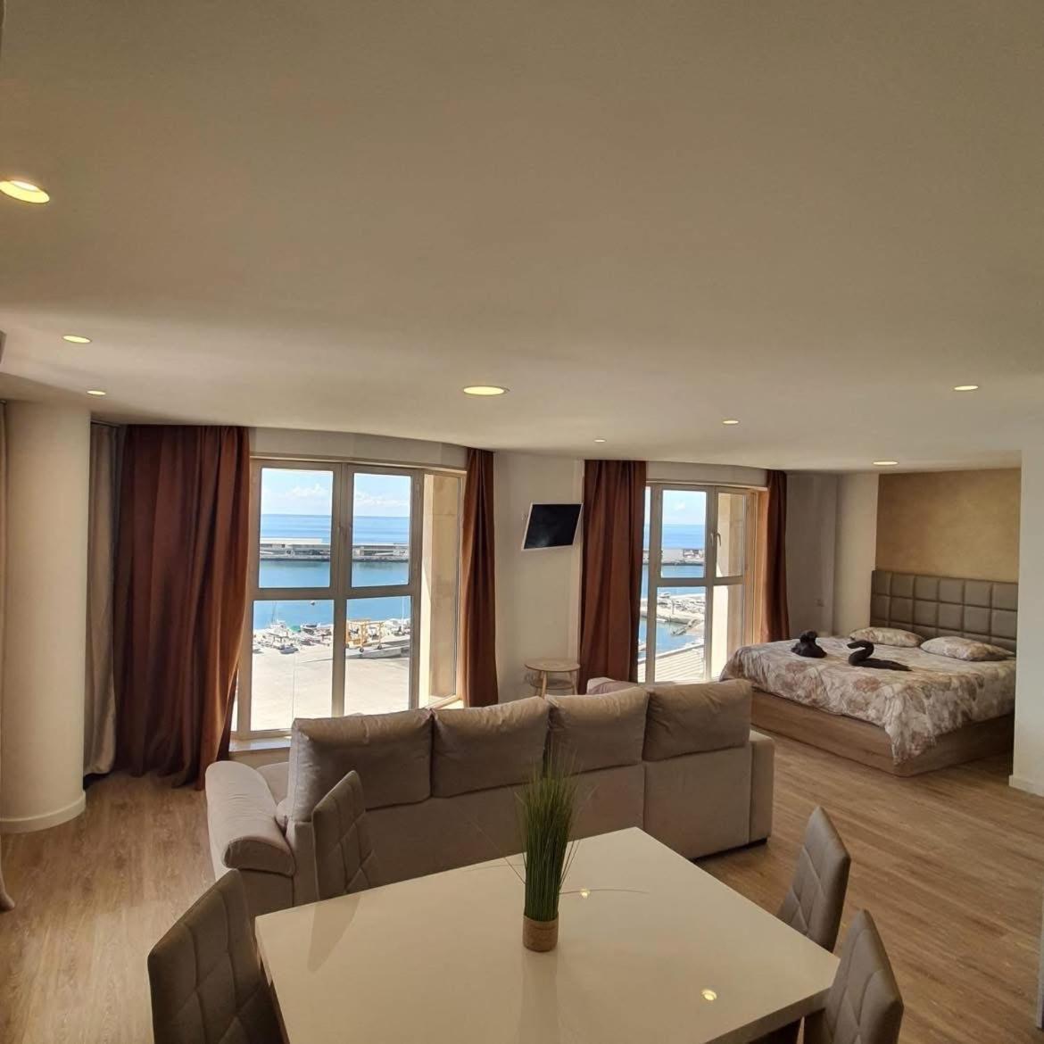 Center Marina View Gold Apartment *